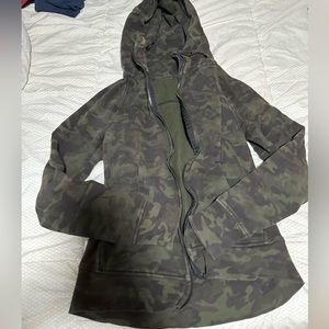 Lululemon camo size 8 scuba!